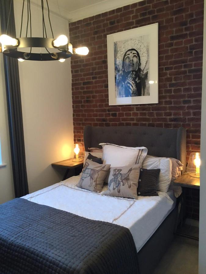 Spacious 1 Bedroom Split Level Old Pub Conversion Tower Bridge 런던 외부 사진