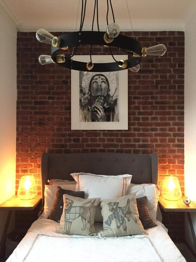 Spacious 1 Bedroom Split Level Old Pub Conversion Tower Bridge 런던 외부 사진