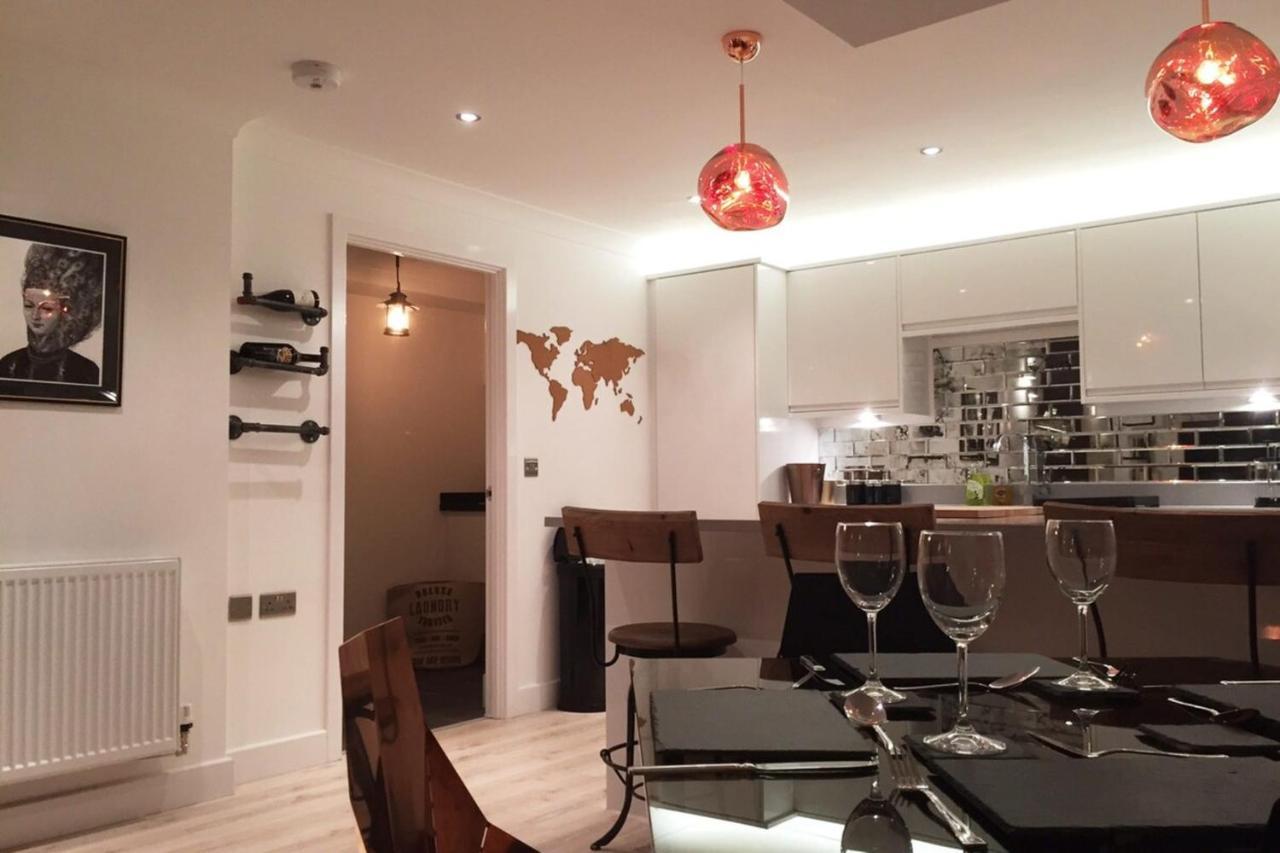 Spacious 1 Bedroom Split Level Old Pub Conversion Tower Bridge 런던 외부 사진