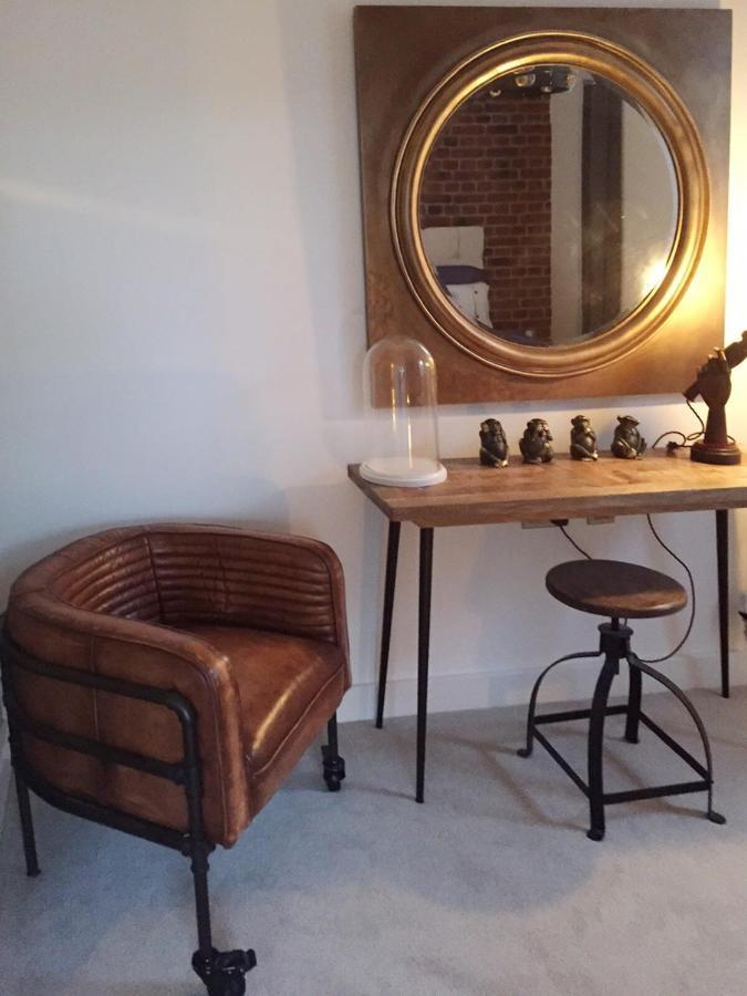 Spacious 1 Bedroom Split Level Old Pub Conversion Tower Bridge 런던 외부 사진