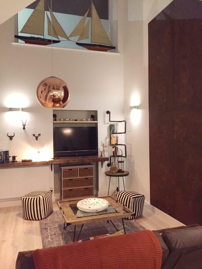 Spacious 1 Bedroom Split Level Old Pub Conversion Tower Bridge 런던 외부 사진