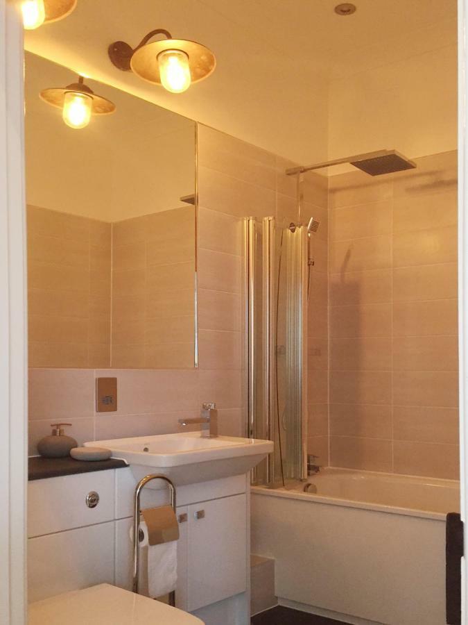 Spacious 1 Bedroom Split Level Old Pub Conversion Tower Bridge 런던 외부 사진