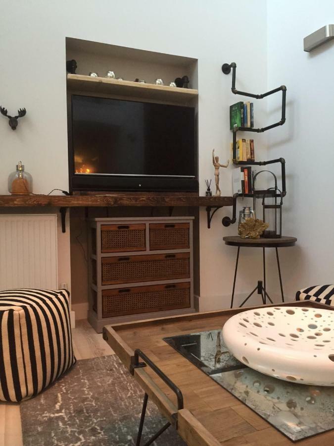Spacious 1 Bedroom Split Level Old Pub Conversion Tower Bridge 런던 외부 사진